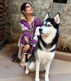 Raveena Tandon feet photo thumbnail