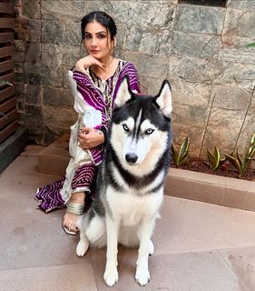 Raveena Tandon feet photo thumbnail