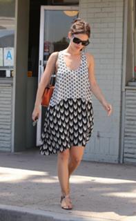 Rachel Bilson feet photo thumbnail