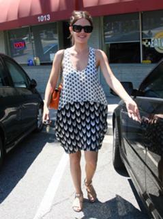 Rachel Bilson feet photo thumbnail