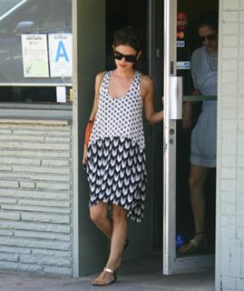 Rachel Bilson feet photo thumbnail