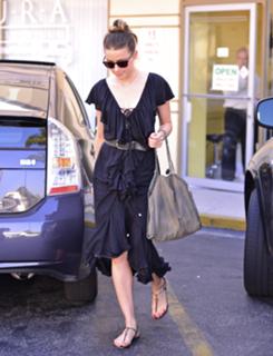 Amber Heard feet photo thumbnail