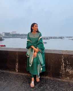 Karisma Kapoor feet photo thumbnail