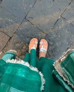 Karisma Kapoor feet photo thumbnail