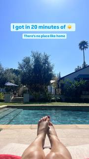 Elizabeth Banks feet photo thumbnail