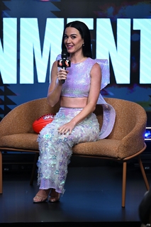 Katy Perry feet photo thumbnail