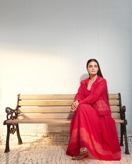 Dia Mirza feet photo thumbnail