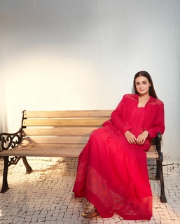 Dia Mirza feet photo thumbnail
