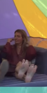 Cat Deeley feet photo thumbnail