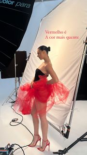 Isis Valverde feet photo thumbnail