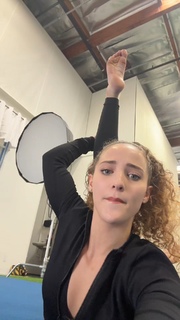 Sofie Dossi feet photo thumbnail