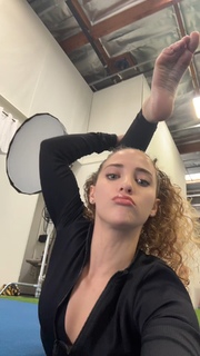Sofie Dossi feet photo thumbnail