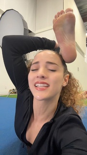 Sofie Dossi feet photo thumbnail