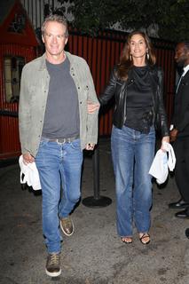 Cindy Crawford feet photo thumbnail
