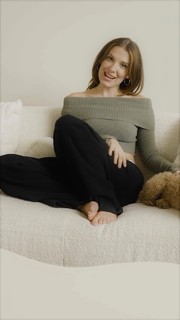 Millie Bobby Brown feet photo thumbnail