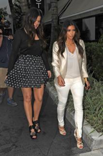Khloé Kardashian feet photo thumbnail