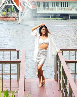 Shriya Saran feet photo thumbnail