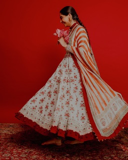 Sonam Kapoor feet photo thumbnail