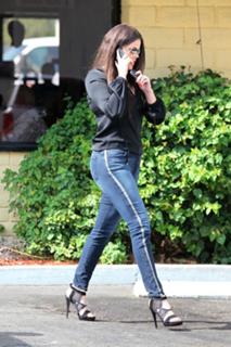 Khloé Kardashian feet photo thumbnail
