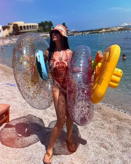 Katy Perry feet photo thumbnail