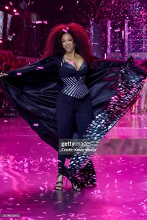 Tyra Banks feet photo 5