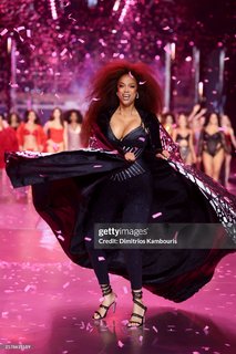 Tyra Banks feet photo 3