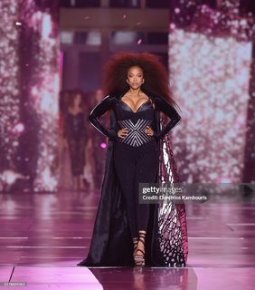 Tyra Banks feet photo 1
