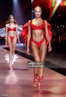 Candice Swanepoel feet photo thumbnail