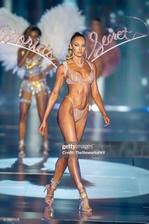 Candice Swanepoel feet photo thumbnail