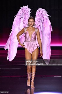 Gigi Hadid feet photo thumbnail