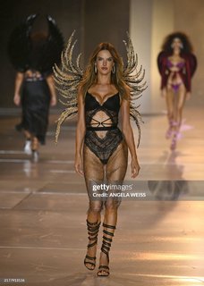 Alessandra Ambrosio feet photo thumbnail