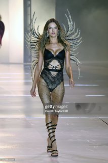 Alessandra Ambrosio feet photo thumbnail