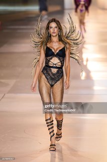Alessandra Ambrosio feet photo thumbnail