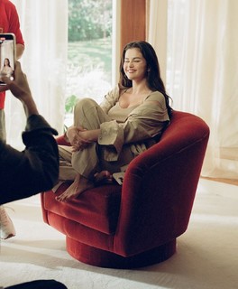 Selena Gomez feet photo thumbnail