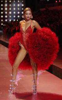Gigi Hadid feet photo thumbnail