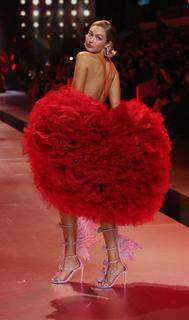 Gigi Hadid feet photo thumbnail