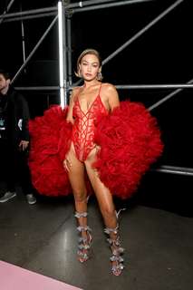 Gigi Hadid feet photo thumbnail