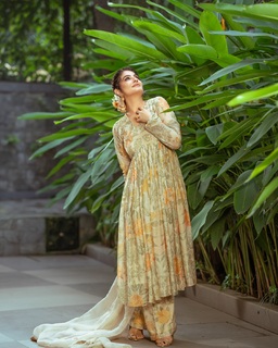 Raveena Tandon feet photo thumbnail