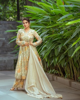 Raveena Tandon feet photo thumbnail