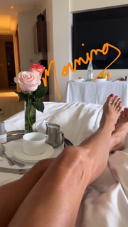 Brooke Burke feet photo thumbnail