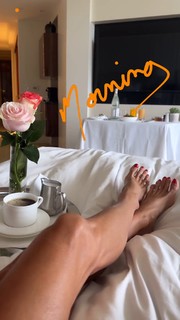 Brooke Burke feet photo thumbnail