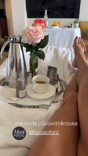 Brooke Burke feet photo thumbnail