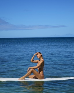 Alexis Ren feet photo thumbnail