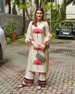 Kriti Sanon feet photo thumbnail