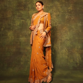 Raveena Tandon feet photo thumbnail