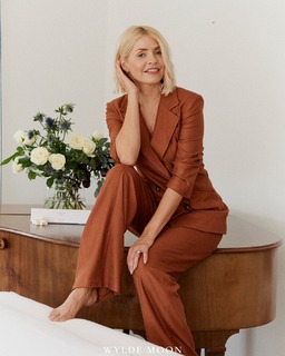 Holly Willoughby feet photo thumbnail