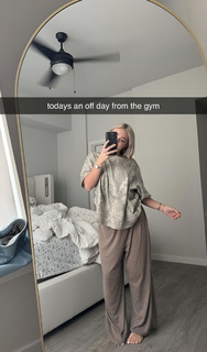 Katie Sigmond feet photo thumbnail