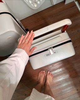 Carla Diaz feet photo thumbnail