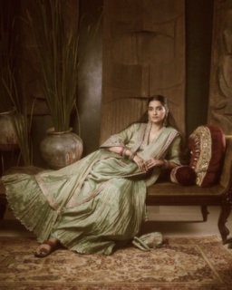 Sonam Kapoor feet photo thumbnail
