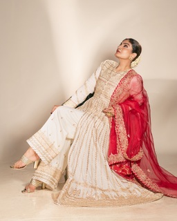 Raveena Tandon feet photo thumbnail